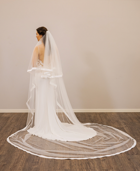 S705 slør m. bred satinkant 300cm